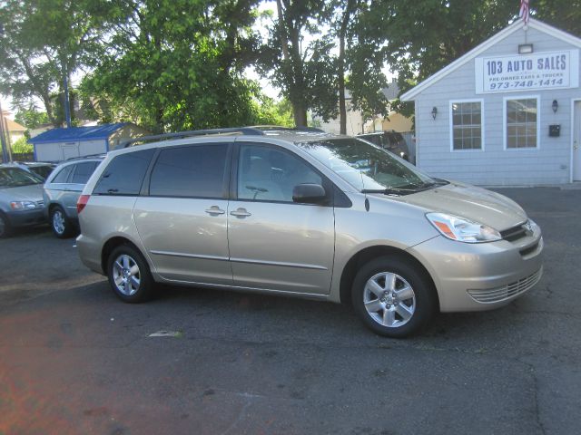 2005 Toyota Sienna LE SEE Comments Below