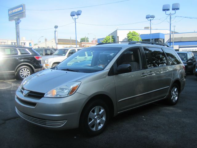 2005 Toyota Sienna LE SEE Comments Below