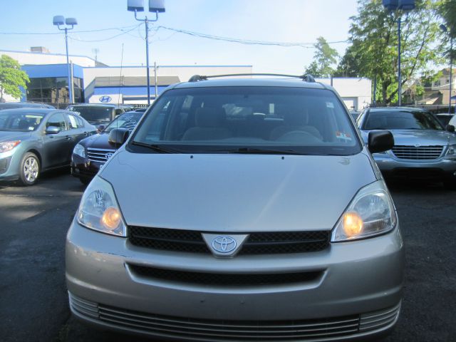 2005 Toyota Sienna LE SEE Comments Below