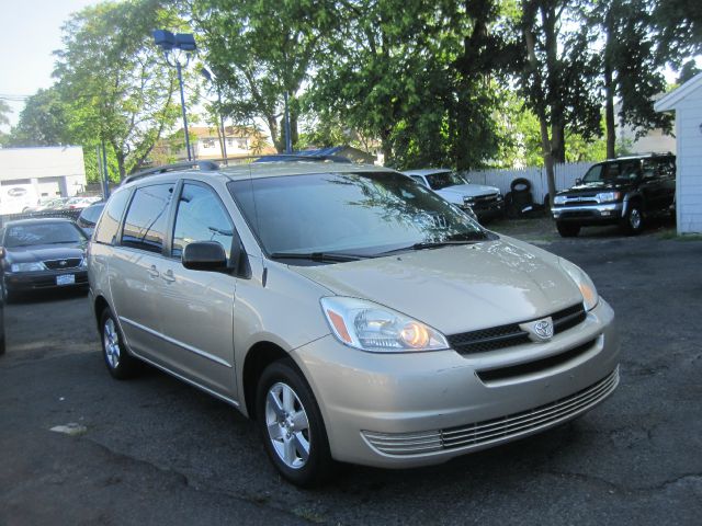 2005 Toyota Sienna LE SEE Comments Below