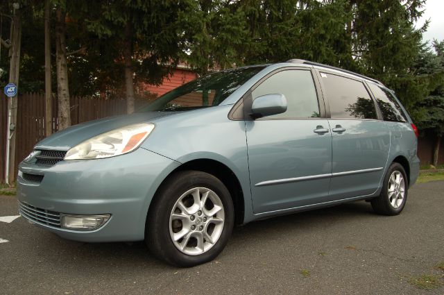 2005 Toyota Sienna SEL Sport Utility 4D