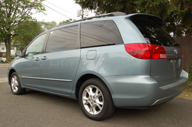 2005 Toyota Sienna SEL Sport Utility 4D