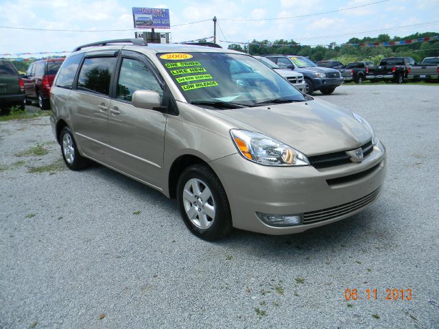 2005 Toyota Sienna SEL Sport Utility 4D