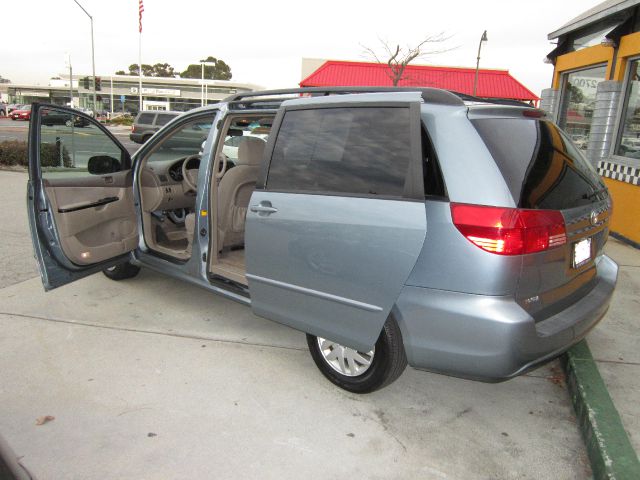 2005 Toyota Sienna Reg Cab FLAT BED