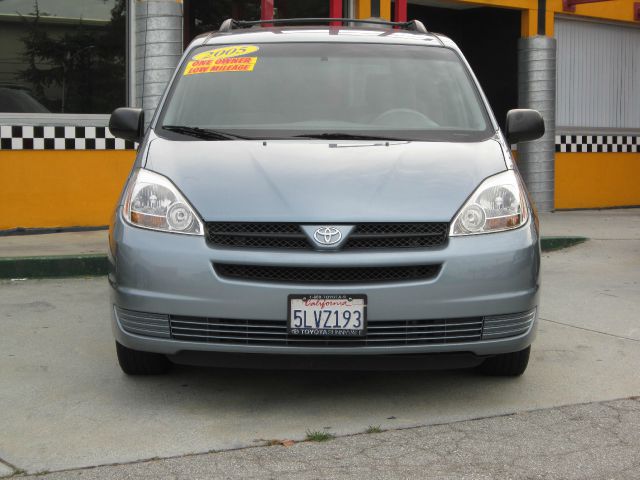 2005 Toyota Sienna Reg Cab FLAT BED