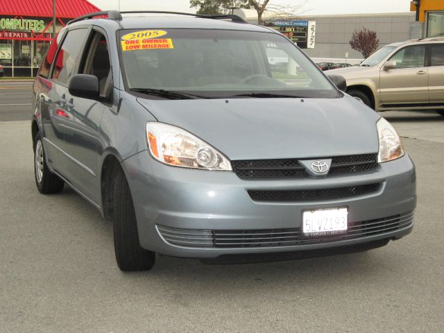 2005 Toyota Sienna Reg Cab FLAT BED