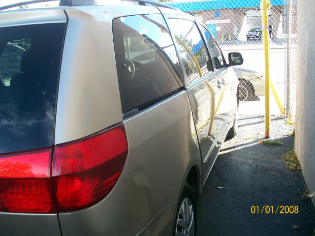 2005 Toyota Sienna Reg Cab FLAT BED