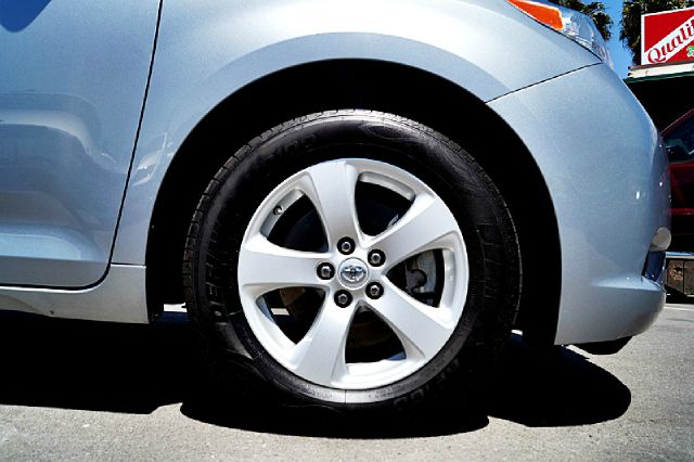 2005 Toyota Sienna FX35 AWD