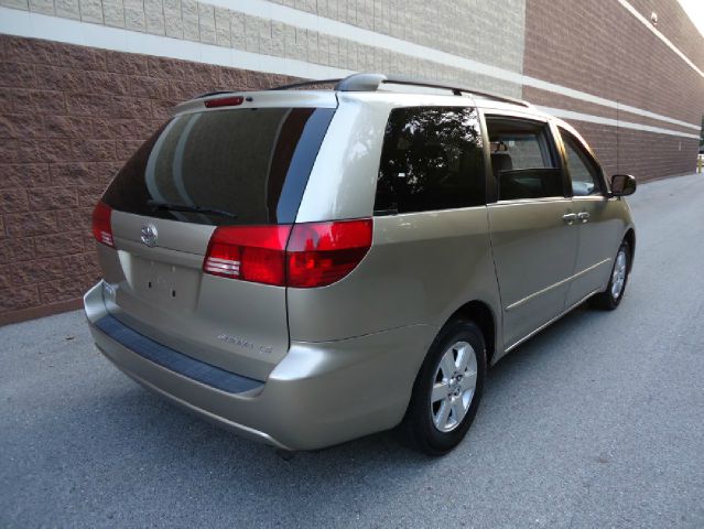 2005 Toyota Sienna Reg Cab FLAT BED