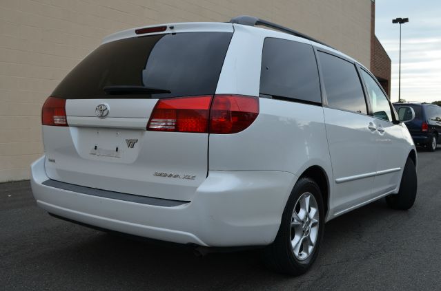 2005 Toyota Sienna SEL Sport Utility 4D