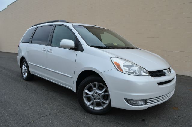 2005 Toyota Sienna SEL Sport Utility 4D