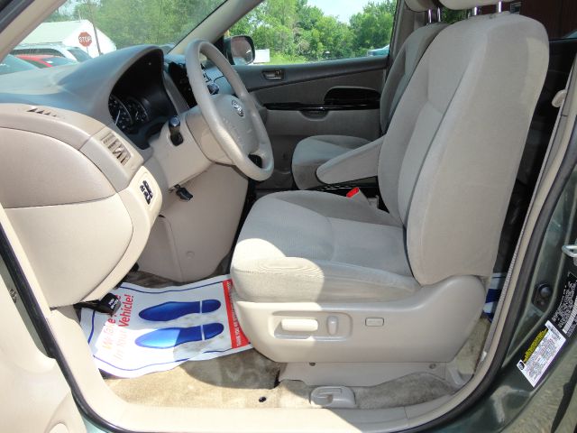 2005 Toyota Sienna Reg Cab FLAT BED