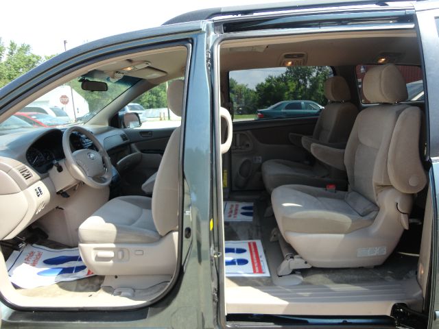 2005 Toyota Sienna Reg Cab FLAT BED