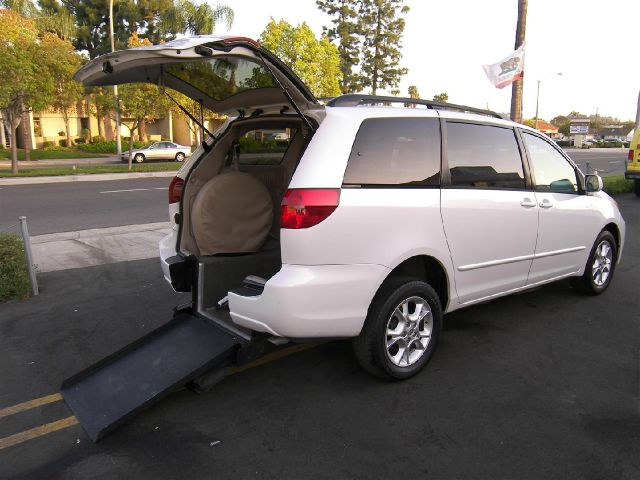 2005 Toyota Sienna SEL Sport Utility 4D