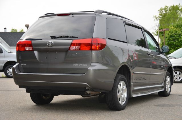 2005 Toyota Sienna X
