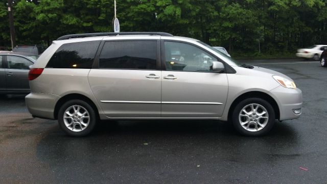 2005 Toyota Sienna FX35 AWD