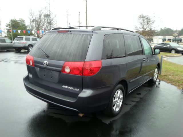 2006 Toyota Sienna SEL Sport Utility 4D
