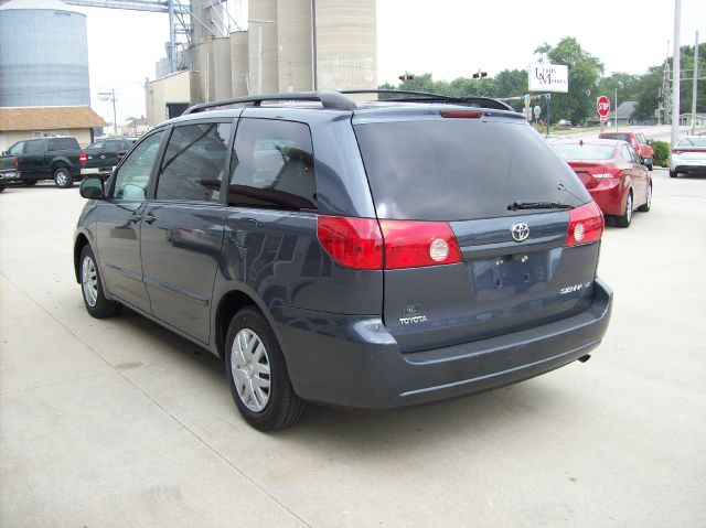 2008 Toyota Sienna XLE Leather Sunroof And DVD