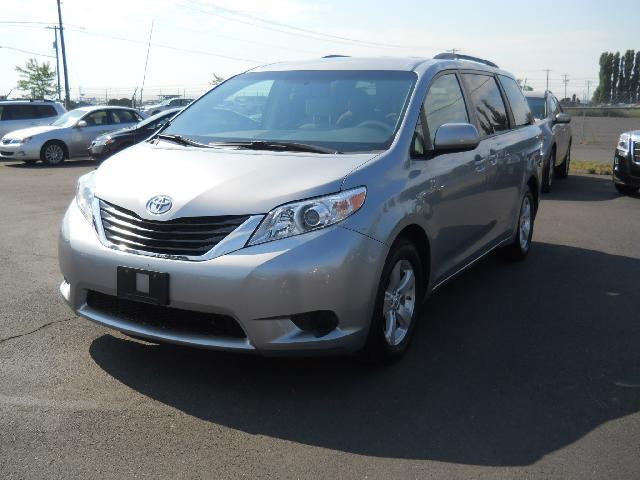 2011 Toyota Sienna SLE --z71 Pkg