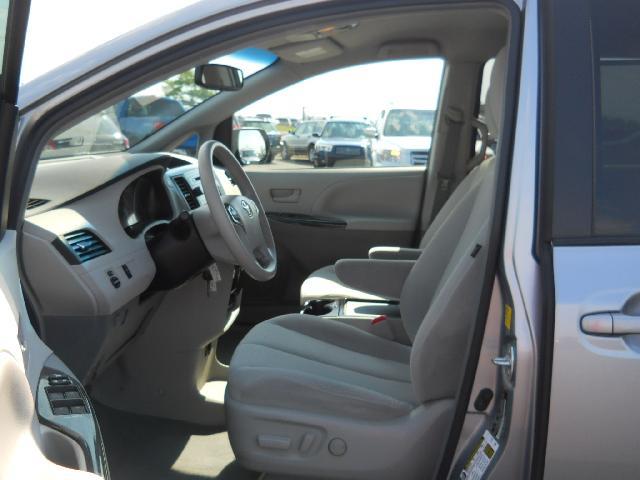 2011 Toyota Sienna SLE --z71 Pkg