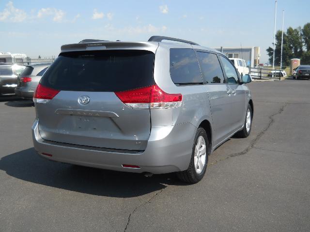 2011 Toyota Sienna SLE --z71 Pkg