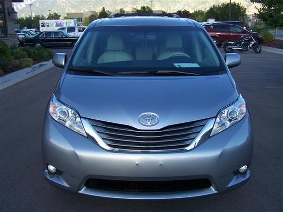 2011 Toyota Sienna Super Clean SHOW ROOM