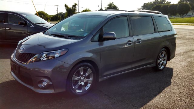 2011 Toyota Sienna Eddie Baurer - Liquidator