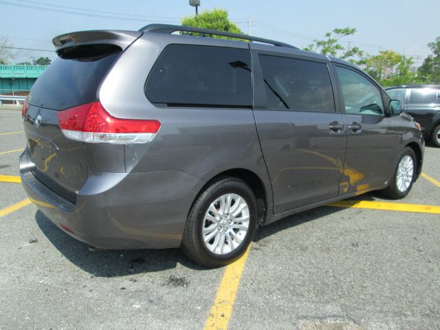 2011 Toyota Sienna Super Clean SHOW ROOM