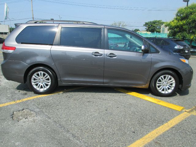 2011 Toyota Sienna Super Clean SHOW ROOM