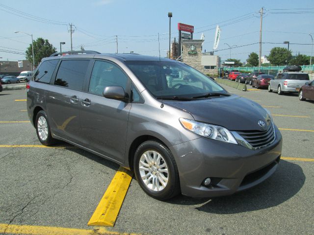 2011 Toyota Sienna Super Clean SHOW ROOM