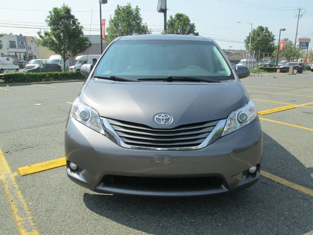 2011 Toyota Sienna Super Clean SHOW ROOM