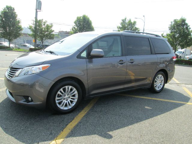 2011 Toyota Sienna Super Clean SHOW ROOM