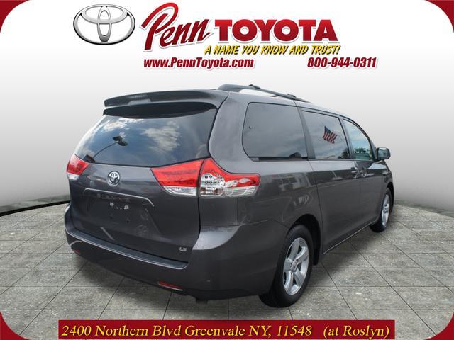 2011 Toyota Sienna SEL W/ Moonroofalloy Wheels