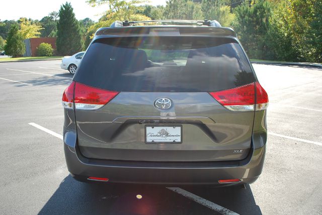 2011 Toyota Sienna Super Clean SHOW ROOM