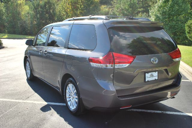 2011 Toyota Sienna Super Clean SHOW ROOM