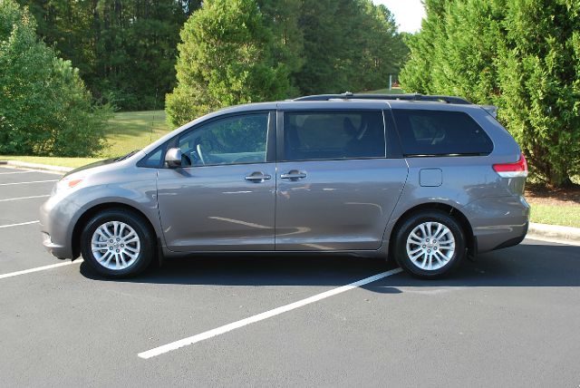 2011 Toyota Sienna Super Clean SHOW ROOM