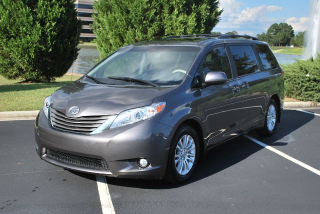 2011 Toyota Sienna Super Clean SHOW ROOM