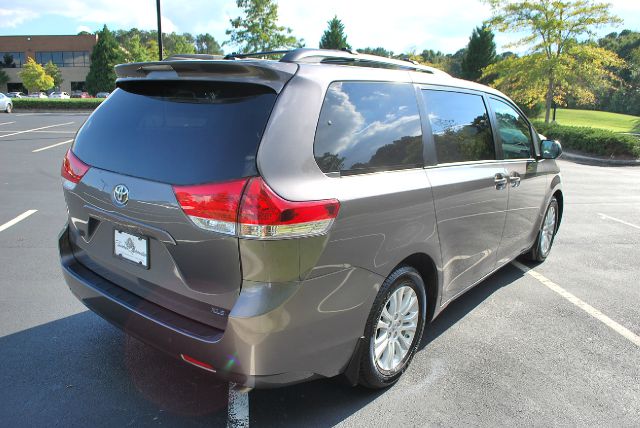 2011 Toyota Sienna Super Clean SHOW ROOM