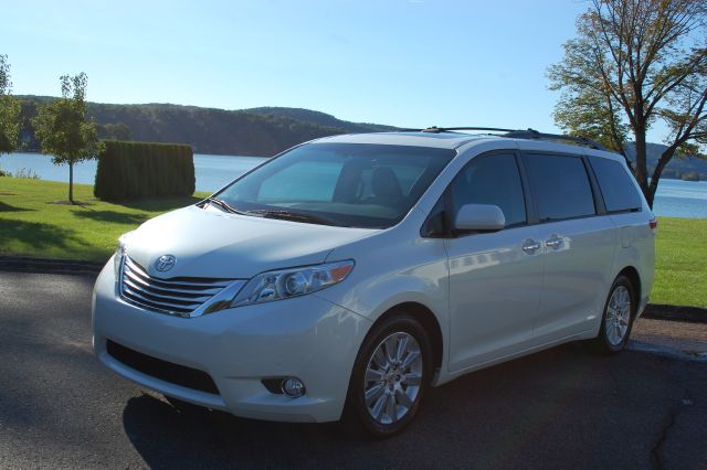 2011 Toyota Sienna Chasis Tow Truck