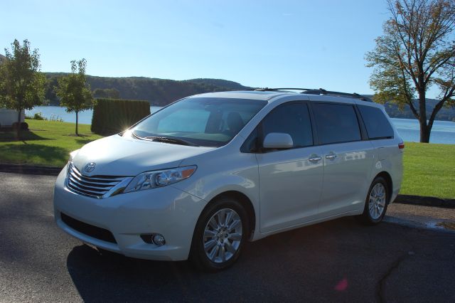 2011 Toyota Sienna Chasis Tow Truck