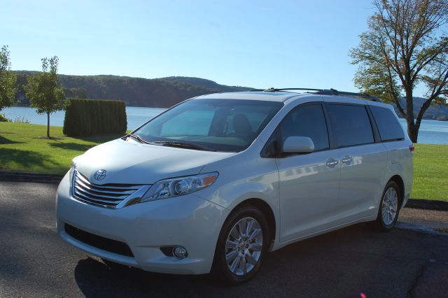 2011 Toyota Sienna Chasis Tow Truck