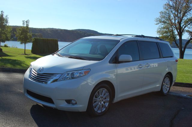 2011 Toyota Sienna Chasis Tow Truck