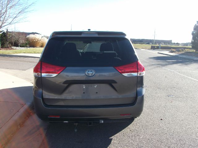 2011 Toyota Sienna C300 Sport
