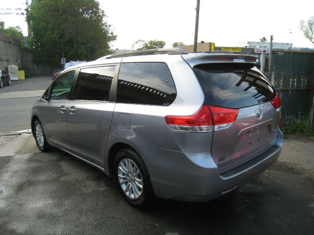 2011 Toyota Sienna 4dr 2.5L Turbo W/sunroof/3rd Row AWD SUV