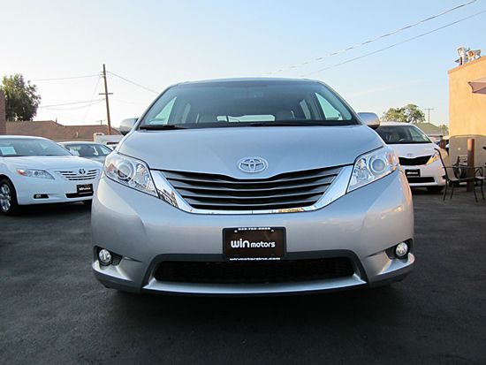 2011 Toyota Sienna Super Clean SHOW ROOM