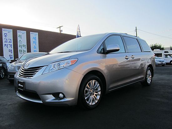 2011 Toyota Sienna Super Clean SHOW ROOM