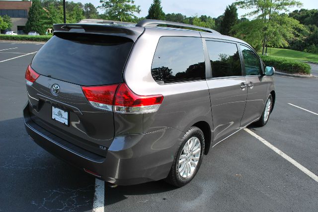 2011 Toyota Sienna Super Clean SHOW ROOM
