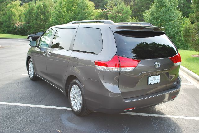 2011 Toyota Sienna Super Clean SHOW ROOM