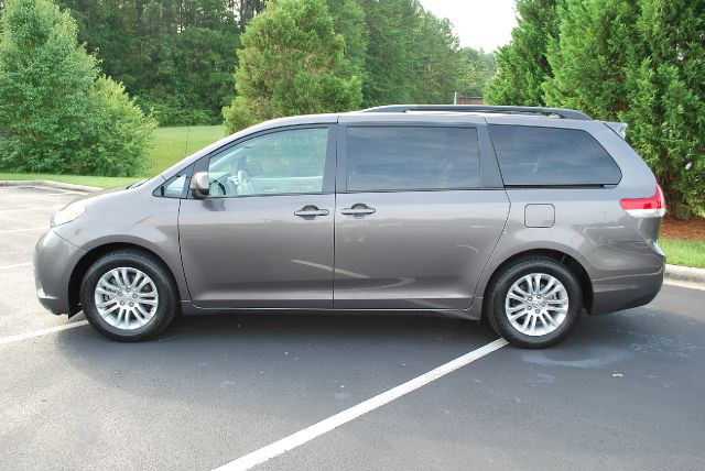 2011 Toyota Sienna Super Clean SHOW ROOM