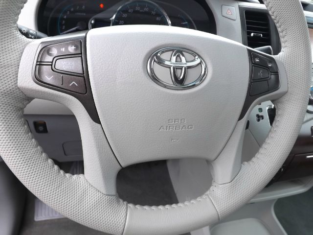 2012 Toyota Sienna 740il 4dr Sdn Sedan